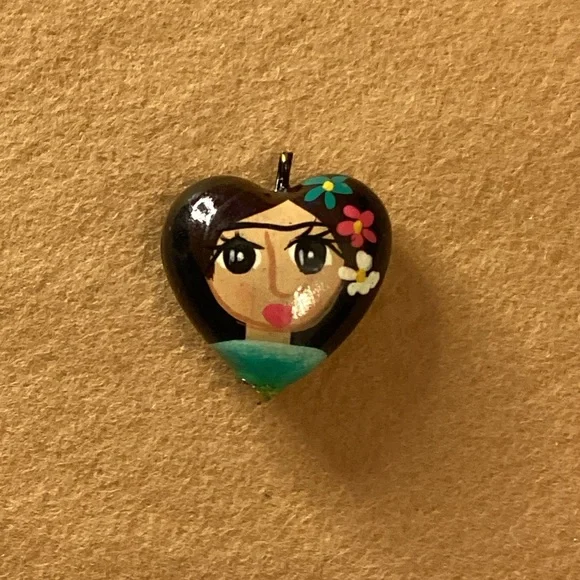NWOT Frida Kahlo inspired hand painted heart charm - Picture 5 of 9